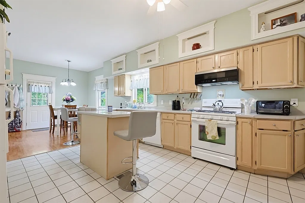 3 bed, 1200 sqft, $2,950 — Photo 3