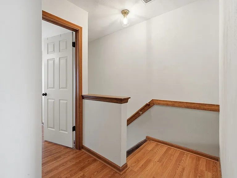 851 Sommerville Cres — Photo 15