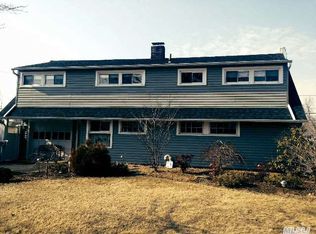 11 Target Ln, Levittown, NY 11756