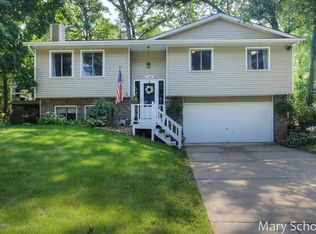 1186 Fullerton Ct NE, Grand Rapids, MI 49525