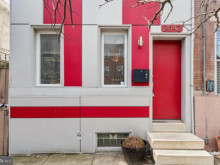 2042 E Huntingdon St — Photo 3