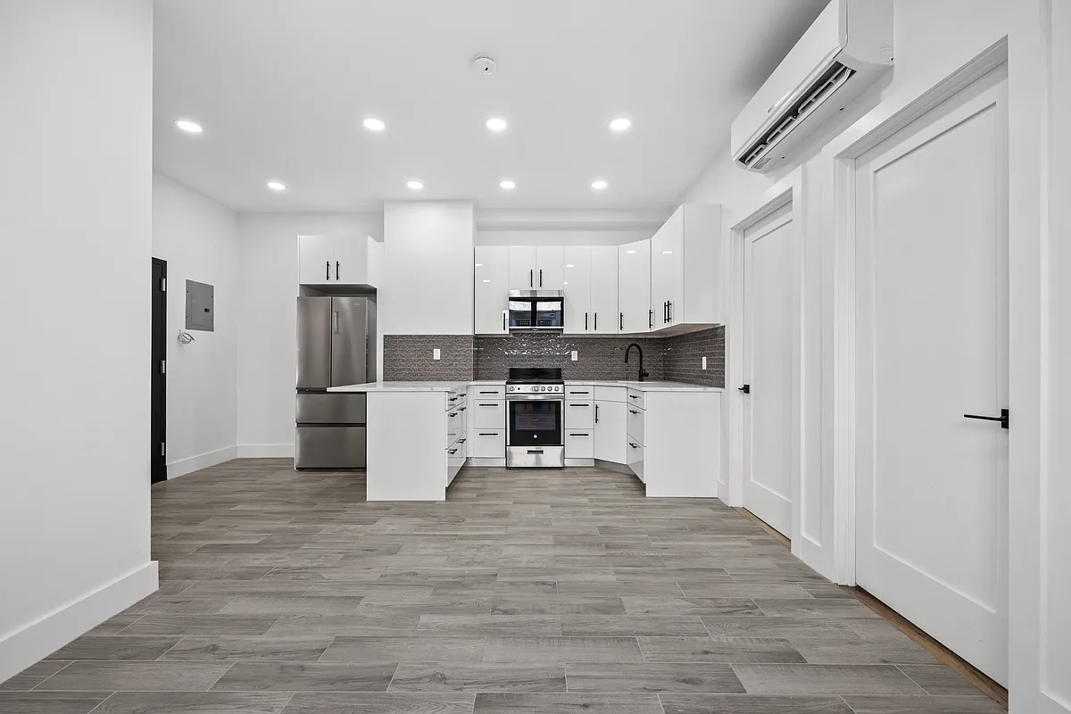 Building Photo - 68 E 43rd St #2A