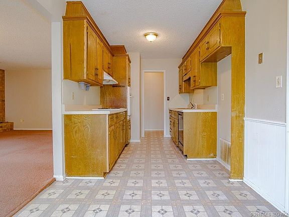 3rd image of 1515 Skyline Cir