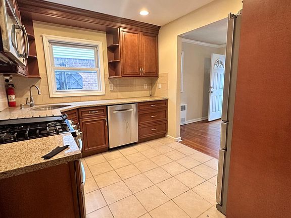 4th image of 924 Rockaway Ave