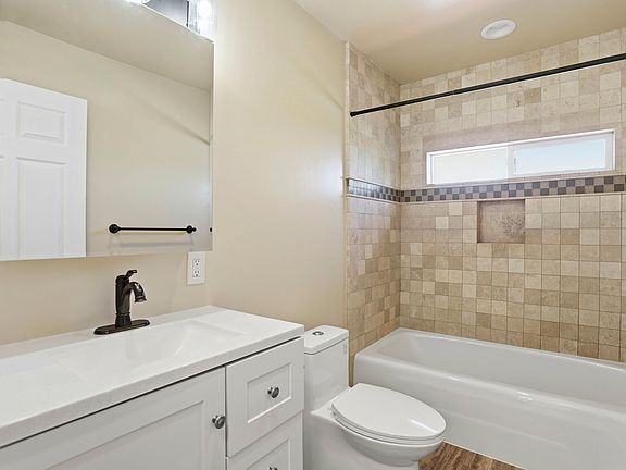 4th image of 400 La Casa Ave