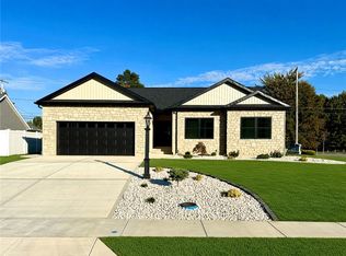 2970 Green Leaf Ct, New Castle, PA 16105