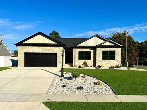 2970 Green Leaf Ct, New Castle, PA 16105