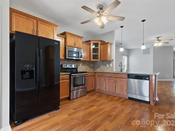 5076 Newport Lakes Dr, Rock Hill, SC 29732