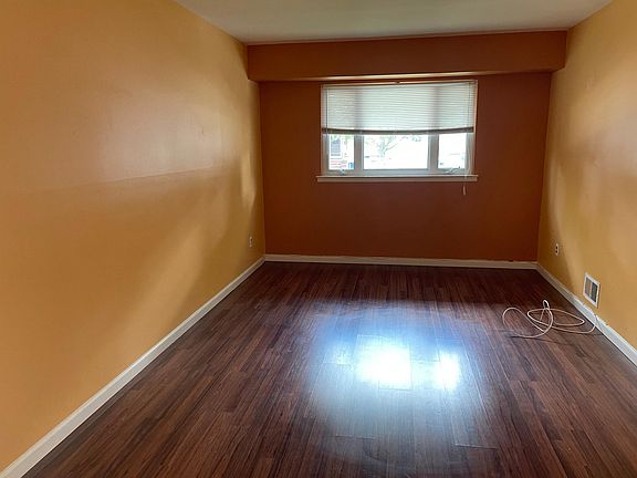 4th image of 130 Woodbine Ave