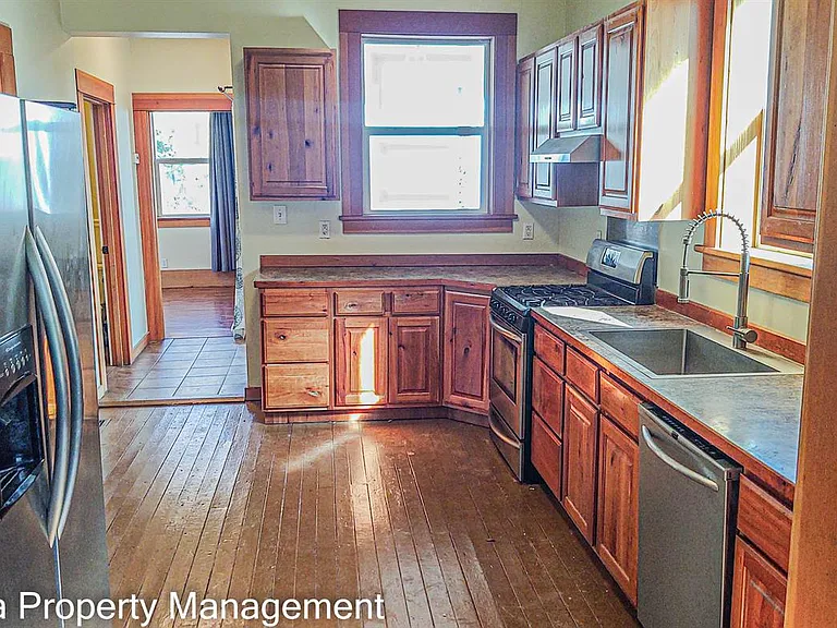 714 S 3rd St W — Photo 2