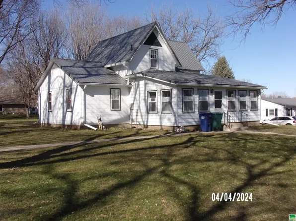 1402 10th St, Hawarden, IA 51023