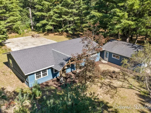 5267 E 28th St, White Cloud, MI 49349