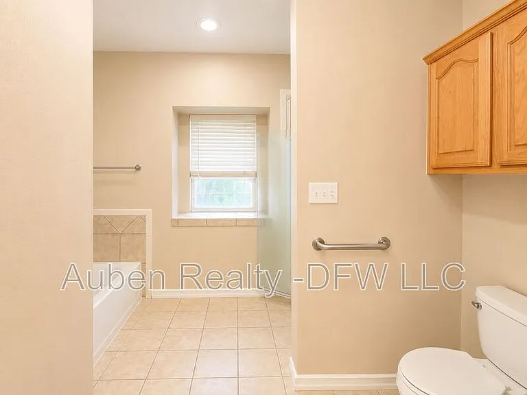 300 E Main St — Photo 16