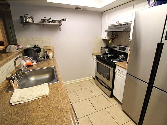 4th image of 411 Lake Creek Cir