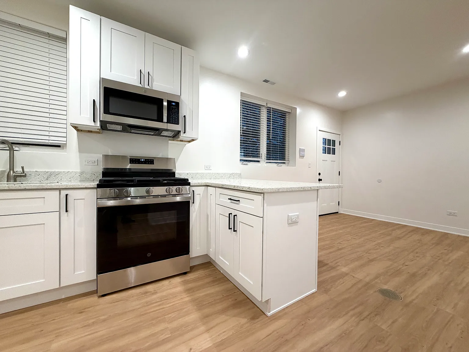 2 bed, 1000 sqft, $2,395 — Photo 3