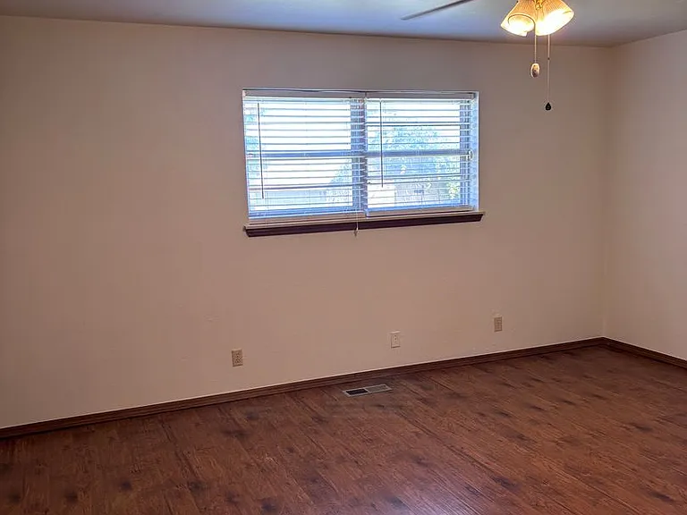 802 Amity Ln — Photo 10