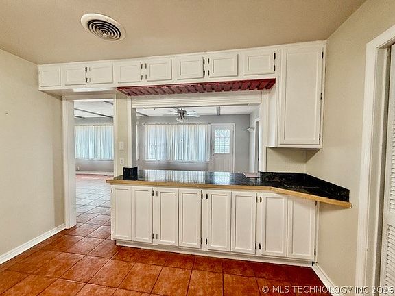 3rd image of 1700 6th Ave SW