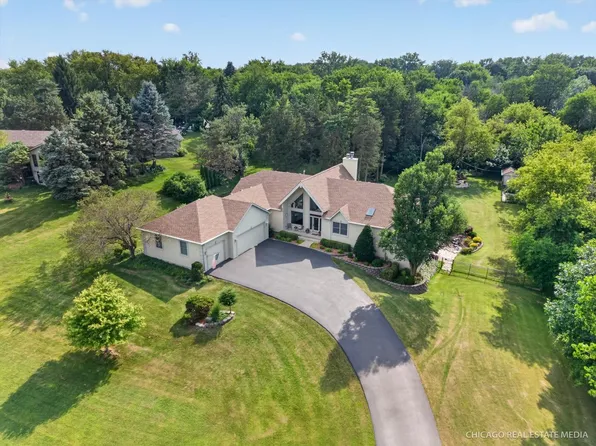 11923 Devonshire Rd, Algonquin, IL 60102
