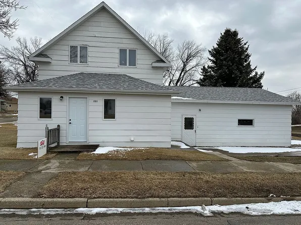 221 E Walnut Ave, Linton, ND 58552