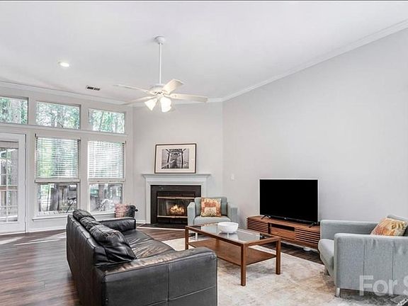 3rd image of 3408 Armitage Dr