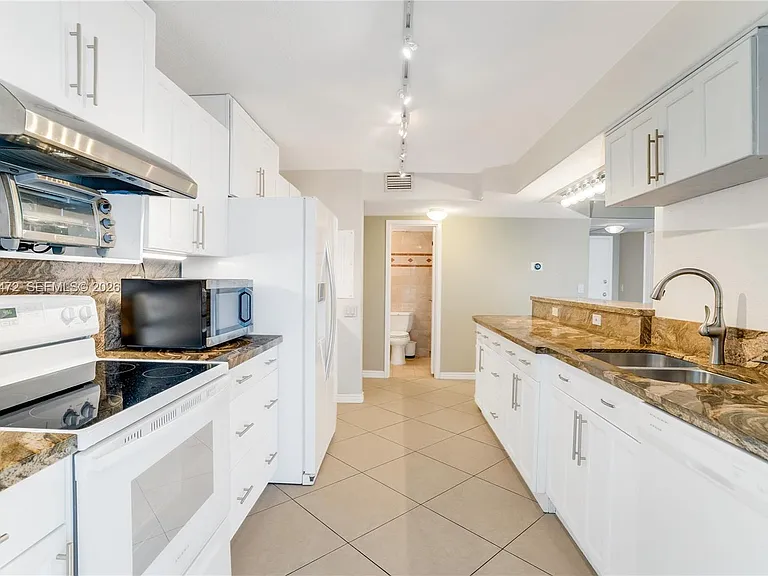 1000 Parkview Dr #614 — Photo 7