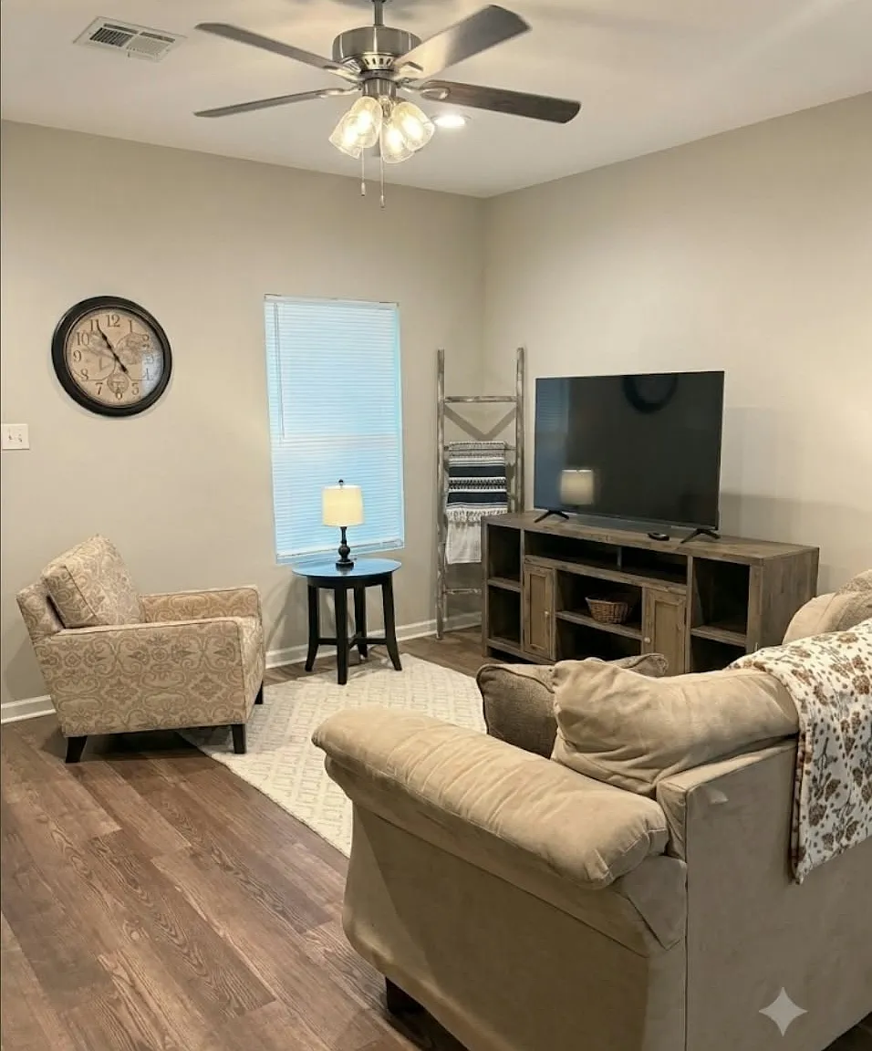 3 bed, 1600 sqft, $2,600 — Photo 1