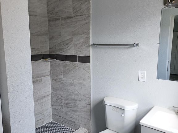 5th image of 209 E 17th St #209
