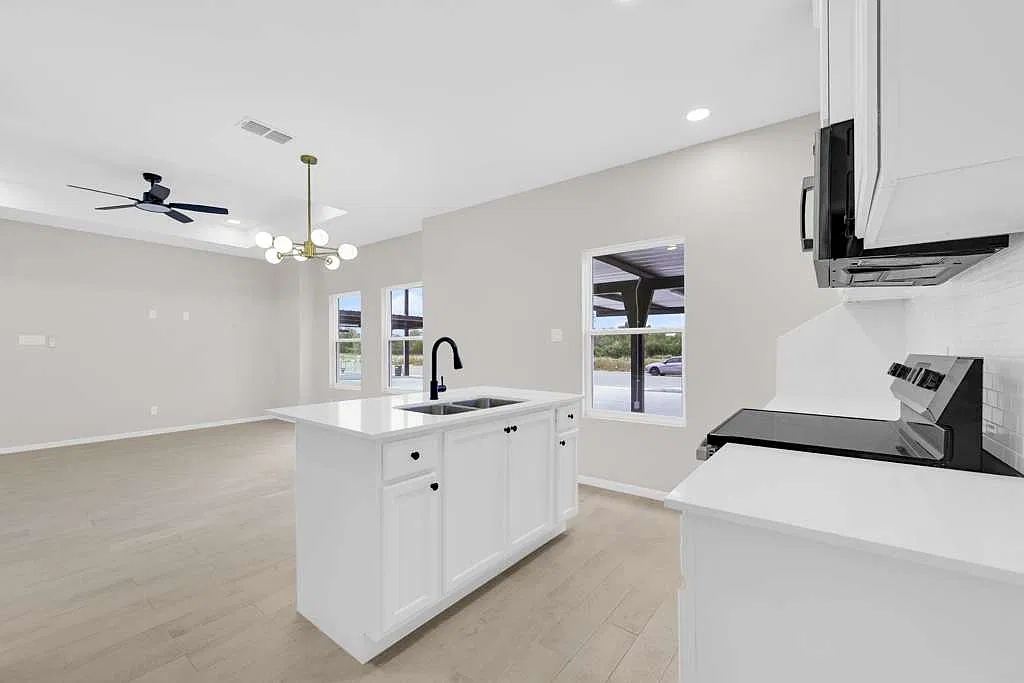 3 bed, $1,200 — Photo 3