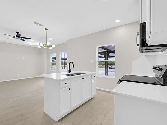 3rd image of 105 Palm Ave