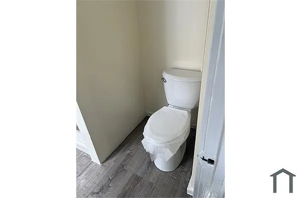 Building Photo - 6 E Walnut St #1R