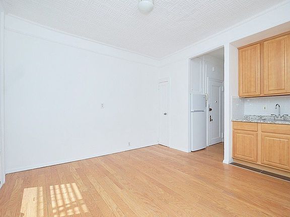 3rd image of 21 Cleveland Pl APT 3D