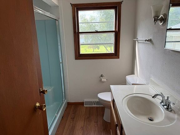4th image of 302 Adams St