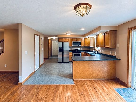 4th image of 99 Turner Ln