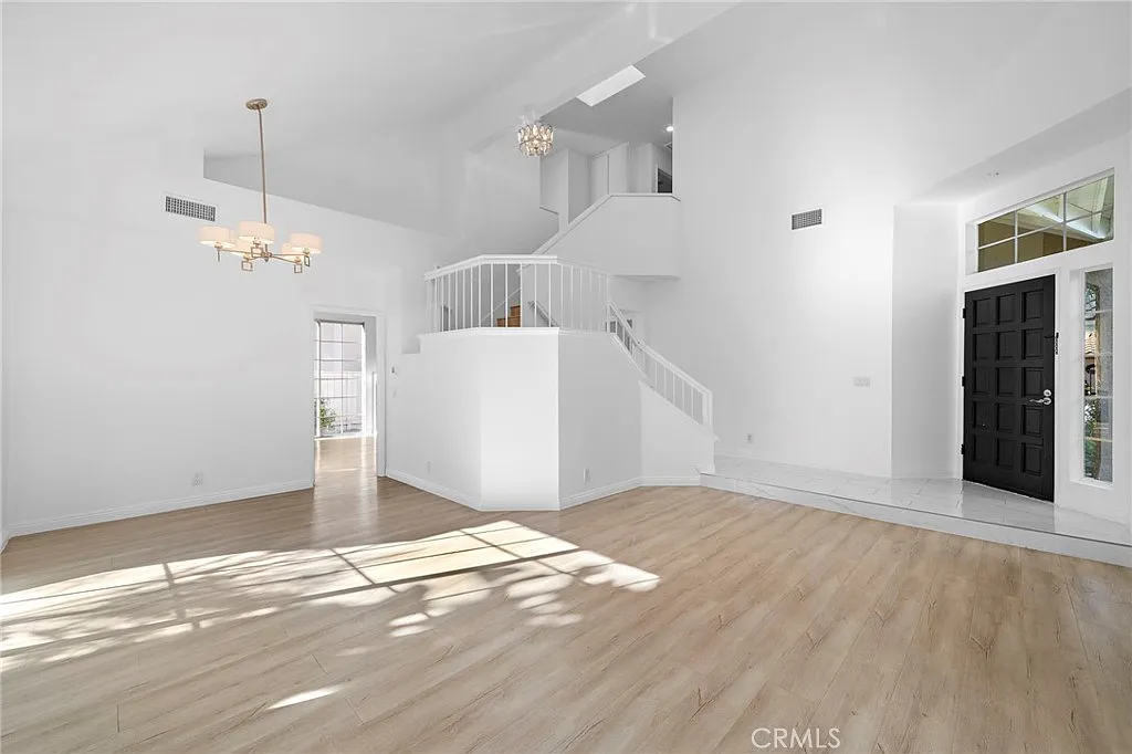4 bed, 2165 sqft, $5,600 — Photo 4