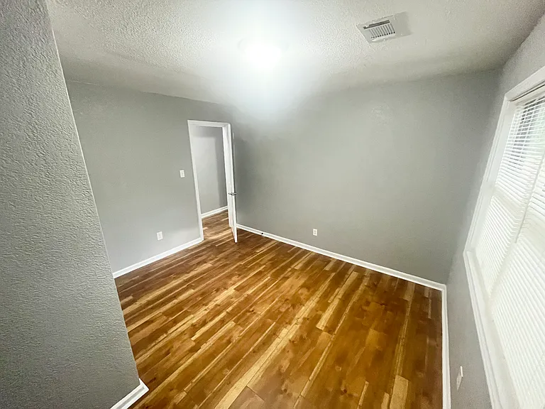 1018 W 29th St — Photo 32