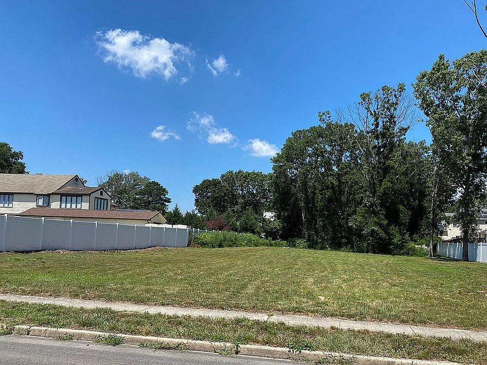 2nd image of 4 Mill Run Dr