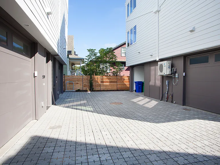 5733 N Albina Ave — Photo 2