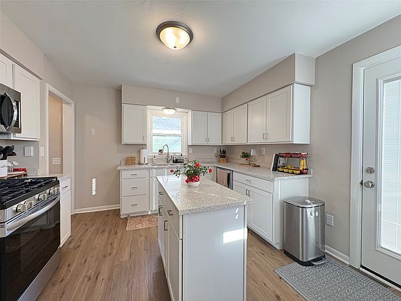 3rd image of 724 W Buchanan St
