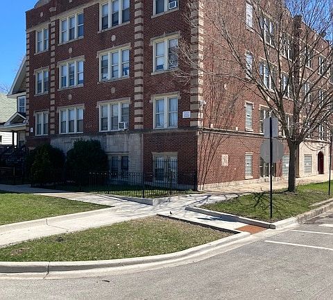 3rd image of 5845 W Walton St #2