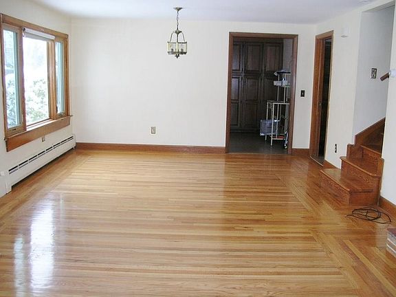 3rd image of 11 Vireo St