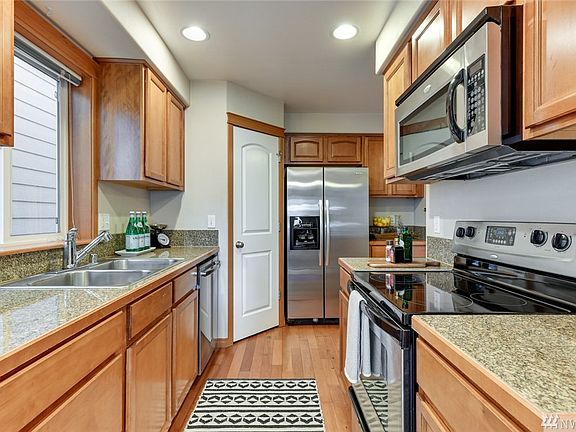 Spacious kitchen with Walk in Pantry