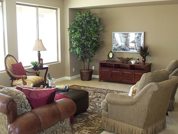 Bright Great Rm w/Media Niche