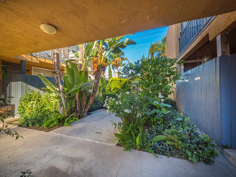7351 Variel Ave — Photo 30