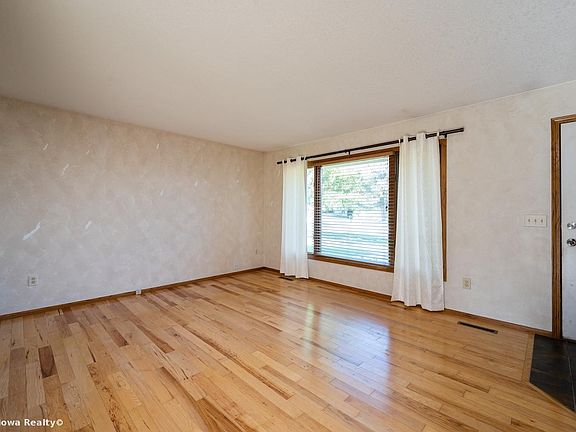 3rd image of 606 N Kenwood Blvd