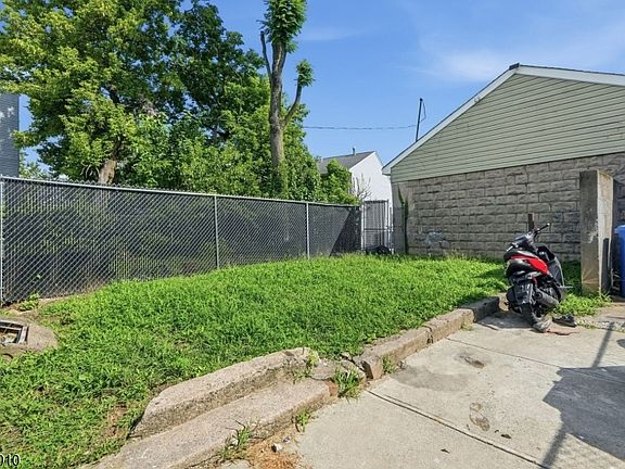 4th image of 32 Jefferson St