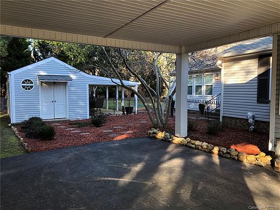 3rd image of 3010 Sweetbriar Dr