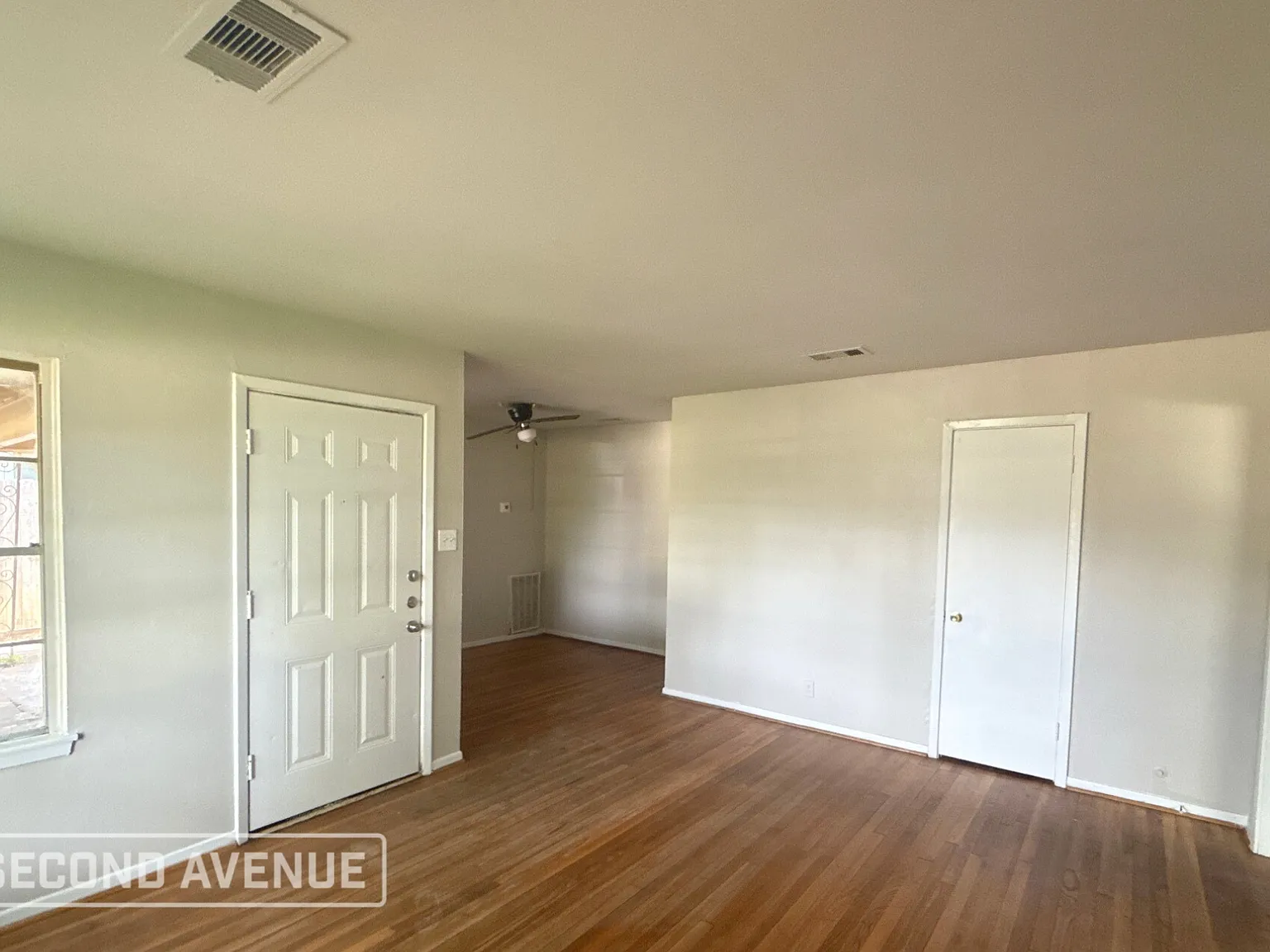 3 bed, 1.0 bath, 992 sqft, $1,295 — Photo 2