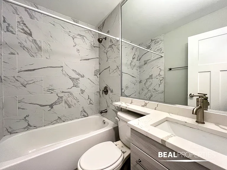 445 W Barry — Photo 90