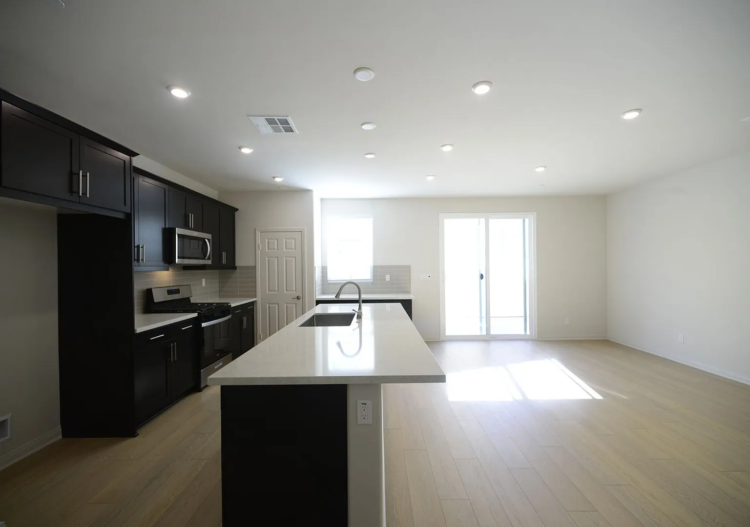Stunning 4BR House in Menifee — Photo 2