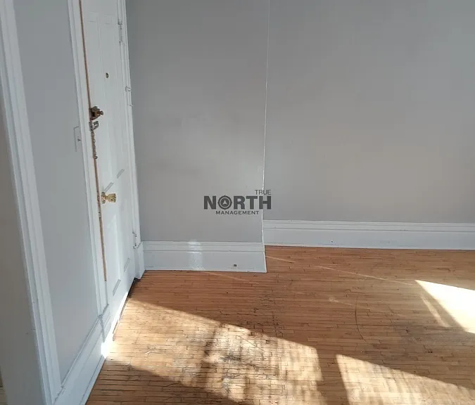 303 6th Ave W #4 — Photo 3